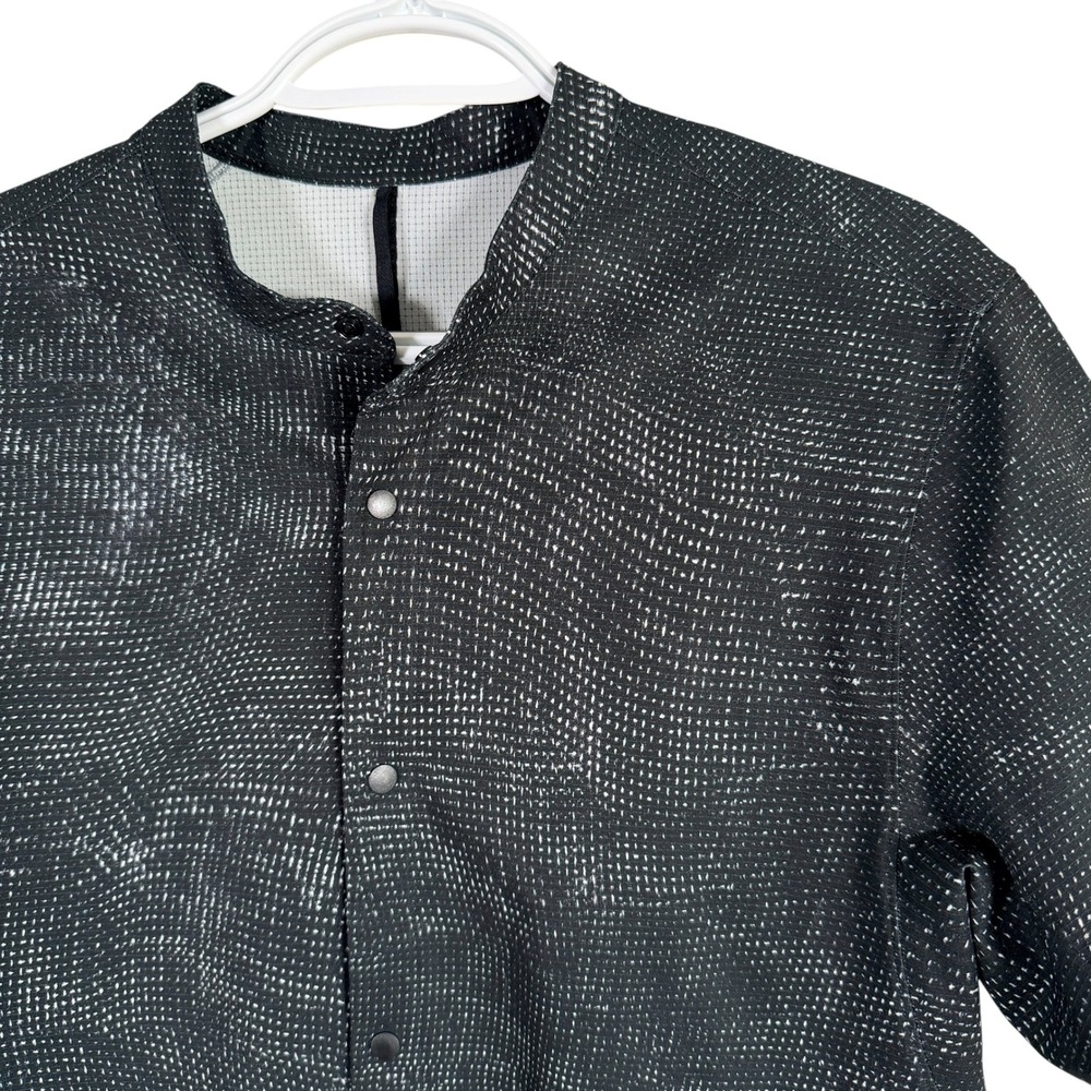 Lululemon Airing Easy Stand Collar Shirt Mens M Black Snap Front Short Sleeve